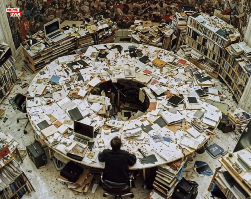 Ein völlig überfüllter, runder Schreibtisch voller Bücherstapel